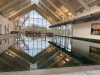 HM111 Penthouse Apartment with Lake View & free Spa Access- Lower Mill Estate Cotswolds - Chambres d'hôtes Somerford Keynes