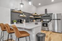 Carriage House Loft - King Bed and Garage Parking - Chambres d’hôtes