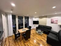 B&B Manchester - Spacious 2 Bedroom Flat Stunning Waterside View - Bed and Breakfast Manchester