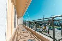 Designer Stay 100sqm, Wood & Marble , 5min to Sea - Chambres d’hôtes