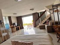 Habitación con cama extragrande y vistas al mar