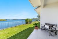 Jeffery River Retreat - Pet Friendly With Private Pontoon - Holiday Yamba - Bed and Breakfast Yamba