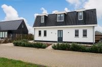 B&B Roelofarendsveen - 8 persons waterfront Villa - Bed and Breakfast Roelofarendsveen