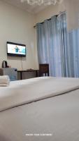 Zimmer mit Kingsize-Bett und Balkon