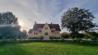 VILLA DE 450M2 POUR 15 PERS 15 MN DISNEYLAND PARIS ET 45MN PARIS AVEC GRAND JARDIN - Chambres d’hôtes