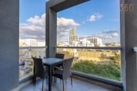 Designer, fully equipped 3BR home in Gzira w/WIFI by 360 Estates - Ferienwohnung Il-Gżira