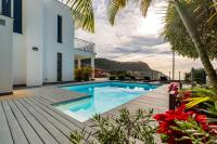 Villa Nunes, Big Holiday house with private pool - B&B Calheta