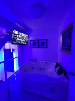 Kandi Suites 2BR with private Jacuzzi 500 Mbps internet - B&B Angeles City