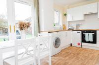 Cosy 3 Bedroom House with Free Parking and Garden - Ferienwohnung
