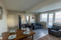 B&B Bridlington - SEA VIEW - First Floor 3 bed apartment looking over Bridlington North Beach - Bed and Breakfast Bridlington