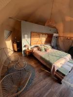 Habitación con cama extragrande y vistas a la montaña