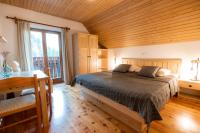 Zimmer mit Queensize-Bett und Balkon