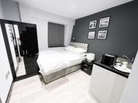Letzi Ensuite Room, 10 Mins Wembley, Fast WiFi - B&B Pinner