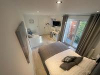 B&B Hadleigh - Modern stylish studio flat near Leigh on sea. - Bed and Breakfast Hadleigh