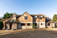 Cheerful 7-bedroom house with hot tub sleeps 25 - B&B Iron Acton