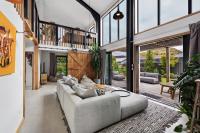 The Shotover Barn -Mountain View Retreat- 13 guests - B&B