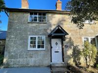 Rustic 18th century stone cottage with fireplace and parking - B&B
