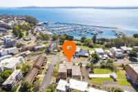 Yarramundi, 6,47 Magnus St - Unit in Nelson Bay with stunning water views, air con, wifi, linen and bed making - B&B