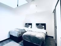 Burmer Central Bliss: Modern 3BR/1BA, Full Kitchen - B&B Peterborough