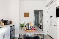 Vibe on the Patio at a Modern Luxury Studio near LAX Beach - Bed and Breakfast Los Angeles