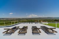 Luxury Villa Madre with 5 en-suite bedrooms, heated 72sqm Mineral pool, Whirlpool, outdoor Gym, Playground - Chambres d'hôtes Zmijavci