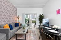 Stylish 4 Bed - 2 Mins to Stadium - Free Parking - Gym - Views - Bed and Breakfast Charlotte