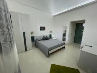 Zimmer mit Kingsize-Bett