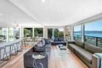 B&B Hobart - House on the Hill with a View-Sleeps 12 - Bed and Breakfast Hobart