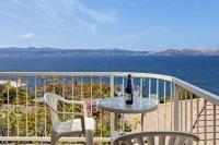 Seaside Serenity: Panoramic Waterfront Retreat - B&B Sandy Bay
