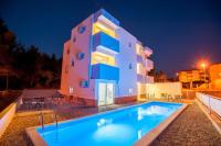 Apartments Podstrana with shared Pool - B&B