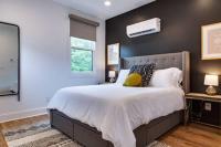 Modern East Nashville Retreat, Walk to Local Faves, Cozy Living Space, Smart TVs & Fast WiFi, Full Kitchen, Garage & Workspace, Steps to Mas Tacos & Rosepepper, 10 Min to Broadway & Nissan Stadium, 24 Hr Hospitality - Chambres d'hôtes Nashville