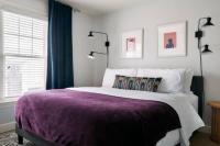 Modern Home next to Vanderbilt Campus with Parking, Screened Porch & Workspace, Walk to Hillsboro Village, Fido & Pancake Pantry, Minutes to Music Row, 12 South & Broadway, Perfect for Families, Friends & University Visits - Chambres d'hôtes Nashville