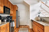 Modern Home next to Vanderbilt Campus with Parking, Screened Porch & Workspace, Walk to Hillsboro Village, Fido & Pancake Pantry, Minutes to Music Row, 12 South & Broadway, Perfect for Families, Friends & University Visits - Chambres d'hôtes Nashville