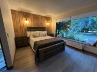 Habitación con cama extragrande y vistas al jardín