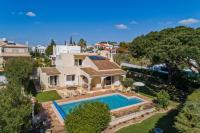 Beach villa Casa de Amanhã 450 mts to the beach with beautiful garden and heated saltwater pool - B&B Albufeira
