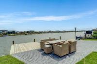 B&B Hindmarsh Island - Hi-end Waterfront Retreat with Jetty No Linen Included - Bed and Breakfast Hindmarsh Island