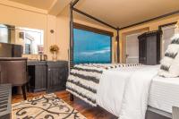 Zimmer mit Kingsize-Bett und Bergblick