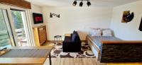 Cozy Studio Retreat - completely renovated in a perfect location - B&B