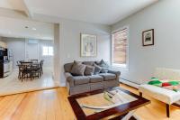 B&B Boston - NEW! Boston Condo Near MBTA, 3Mi to Fenway ! (U3) - Bed and Breakfast Boston