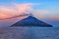 B&B Stromboli - Stromboli Suite Apartment with Terrace Volcano & Sea view - Bed and Breakfast Stromboli