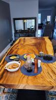 Beautiful 3BR House in the Heart of Greek Town - Chambres d'hôtes Toronto