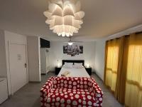 Chambre Lit Queen-Size avec Salle de Bains Privative