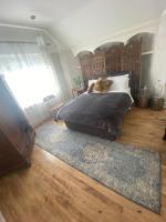 Bright large double with parking and lovely bath - B&B