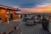 Skyline View Mansion, Hot Tub, Close To Downtown, Less than 10 Mins to 5 Points and Broadway, 3 Spacious Suites, Workspace, Garage Spaces and Ample Parking, 24 Hr Hospitality - B&B Nashville