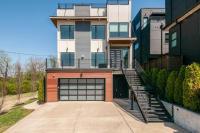 Skyline View Mansion, Hot Tub, Close To Downtown, Less than 10 Mins to 5 Points and Broadway, 3 Spacious Suites, Workspace, Garage Spaces and Ample Parking, 24 Hr Hospitality - Chambres d'hôtes Nashville