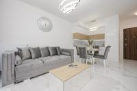 B&B Warschau - Luxurious Grey Apartment with Furnished Balcony and Parking by Renters - Bed and Breakfast Warschau