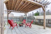 B&B Mills River - Dog-Friendly Mills River Townhome Fire Pit, Yard! - Bed and Breakfast Mills River