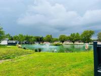 B&B Pocklington - Waterside Retreat With Hot Tub - Bed and Breakfast Pocklington