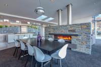Villa Matau- Gas Fire- Lake Views- AC- BBQ - B&B Queenstown