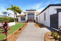 Luxury 4 bedroom waterfront holiday home on the Sunshine Coast - Ferienwohnung Brooyar